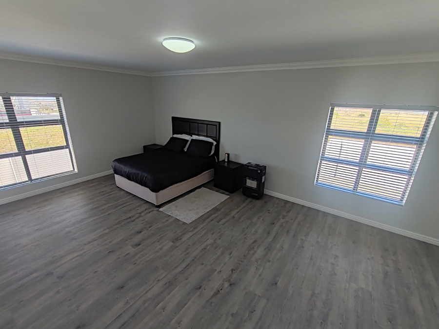 To Let 4 Bedroom Property for Rent in Hoogland Western Cape